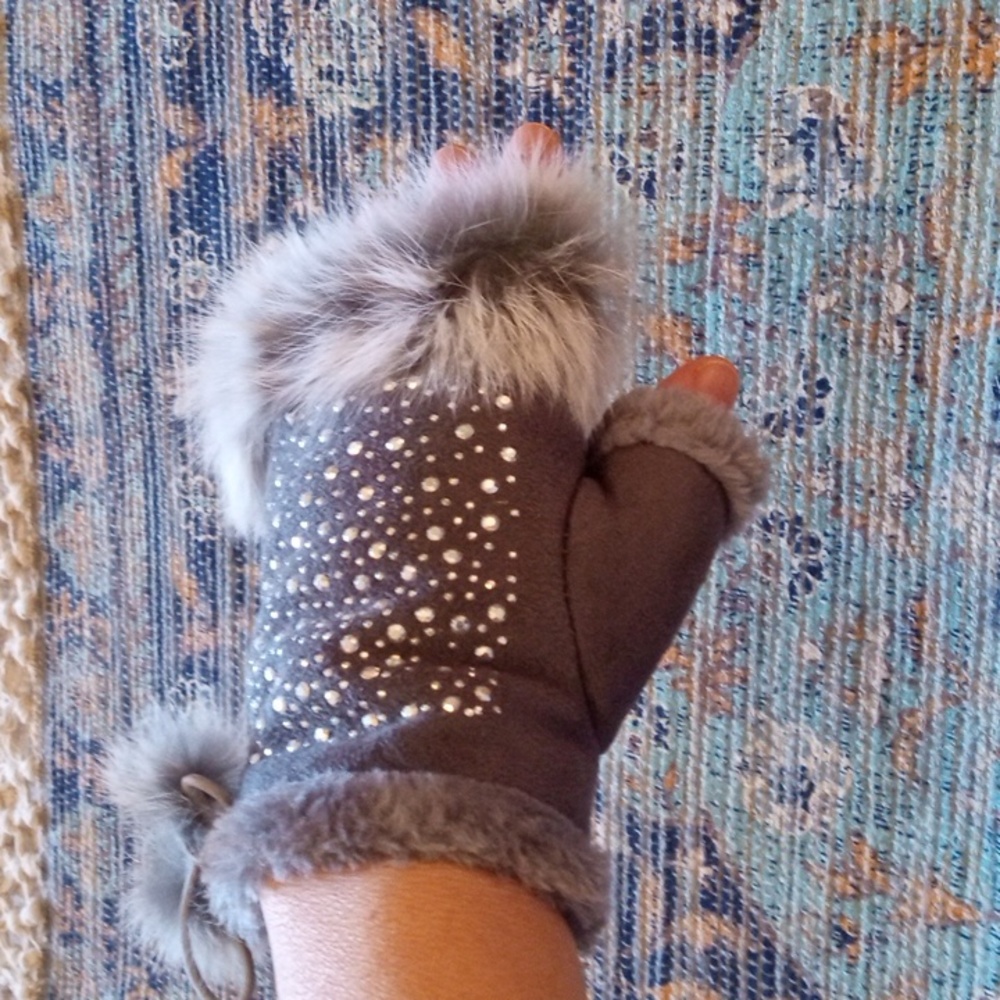 Gloves with vegan fur trim cutout bling gloves - Picture 6 of 6
